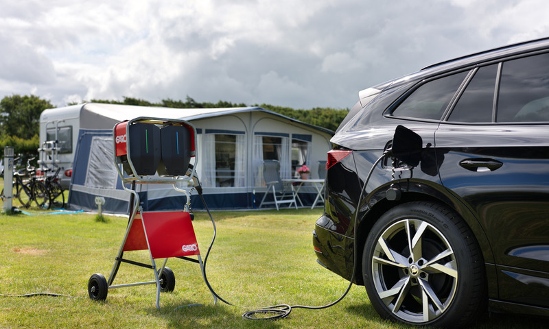 Portable electric vehicle charger equipped for maximum safety 