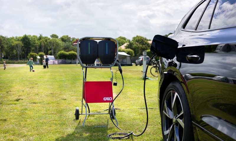 Portable electric vehicle charger equipped for maximum safety 